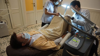 Esta clínica de Bangkok recibe a decenas de pacientes cada semana para blanquearse el pene con láser